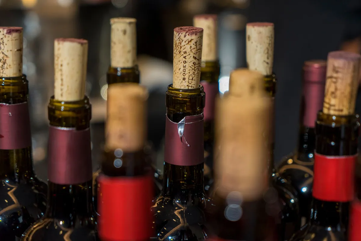 Tire-bouchons, étiquettes de carafe et sous-bouteilles : les accessoires du vin