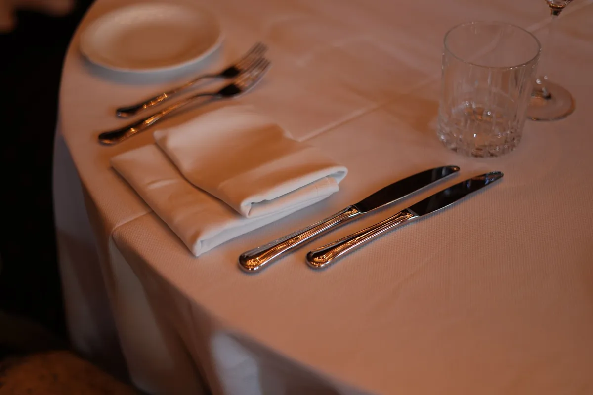 Service à la française, service à la russe : quand la table a changé d'ordre