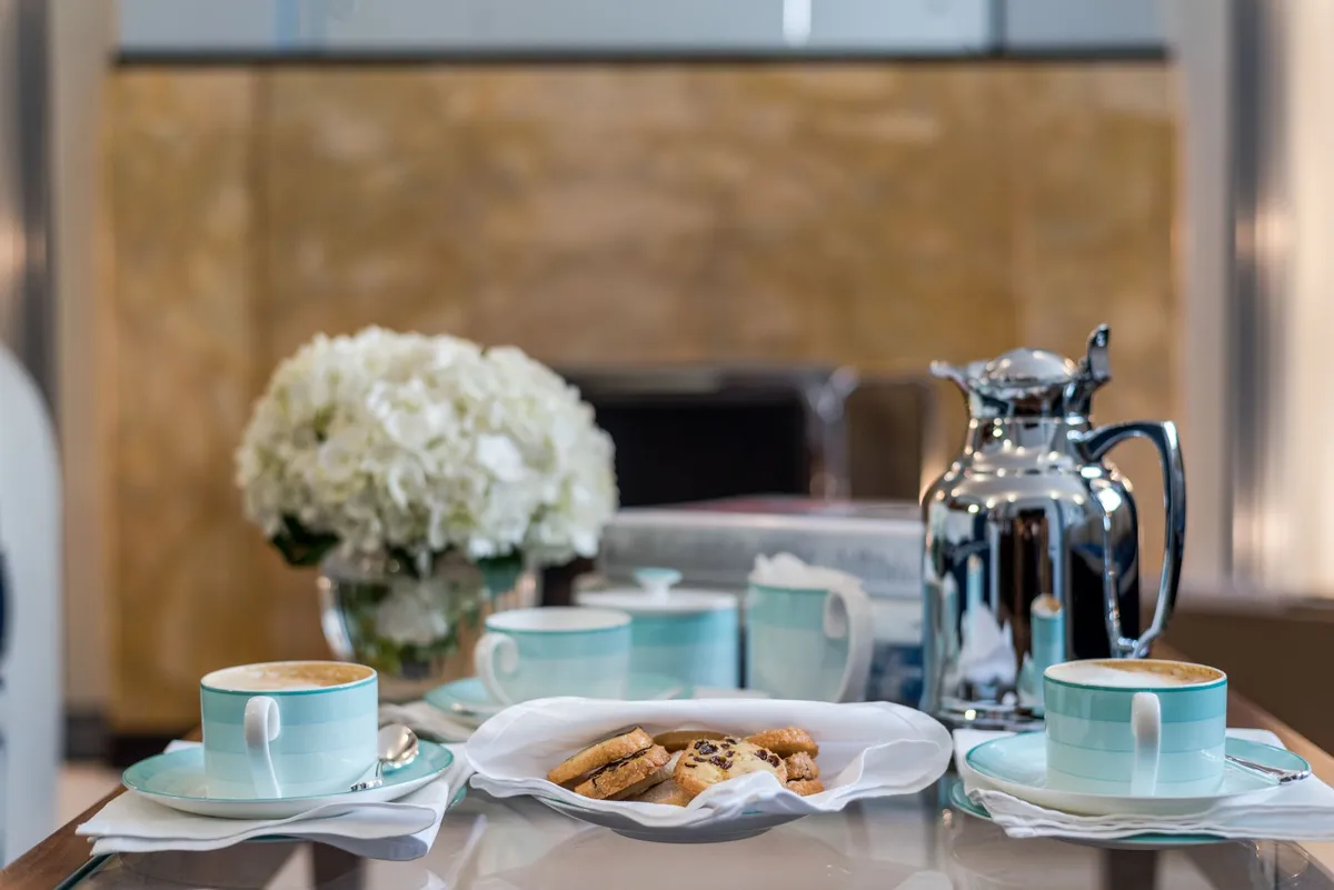 Le service à thé et à café en argent : pièces, usages et entretien